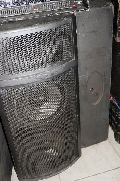 caixa de som, com 2 alto falantes de 12 KWOversound + 1 driver de titanium snake. custo 1200,00 cada