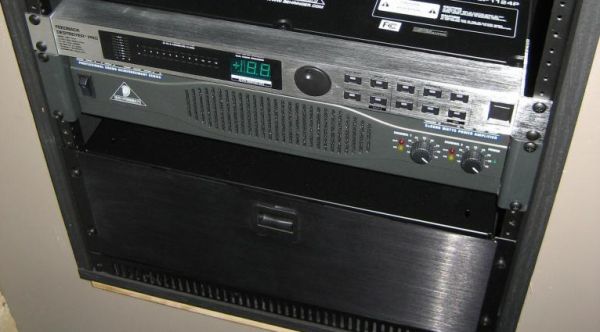 Potencia Europower EP4000 Behringer