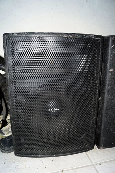 caixa de som, com 1 alto falante de 12 KWOversound + 1 driver de titanium snake SD375