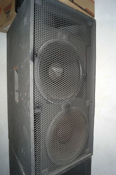 caixa de som, com 2 alto falantes de 15 Oversound SUB 15C + 1 driver de titanium DTI 7653. custo 900